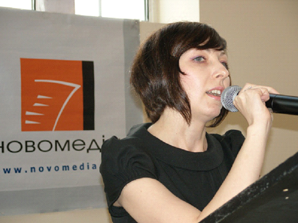 Наталия Конова, журналистка журнала Профиль во время изложения материала по созданию интервью, репортажа