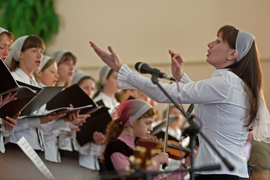 Ирина, регент хора дерижирует во время исполнения хором псалма Via Dolorosa
